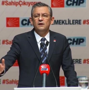 Emekli maaşlarına zamma veryansın etti! CHP lideri Özel: “İlan ettikleri rakamla dalga geçiyorlar”