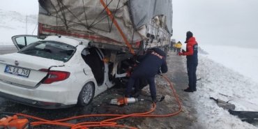 Otomobil TIR’a arkadan çarptı: 2 ölü