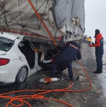 Otomobil TIR’a arkadan çarptı: 2 ölü