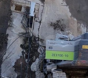 Hatay’da ağır hasarlı bina çöktü, iş makinesi operatörü yaralandı