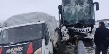 Ağrı’da yolcu otobüsü ile kamyonet çarpıştı: 11 yaralı