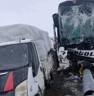 Ağrı’da yolcu otobüsü ile kamyonet çarpıştı: 11 yaralı