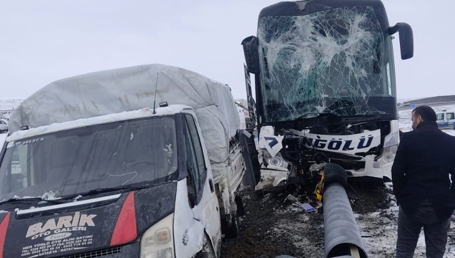 Ağrı’da yolcu otobüsü ile kamyonet çarpıştı: 11 yaralı