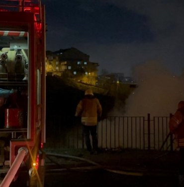 Gaziosmanpaşa’da 2 katlı binada korkutan yangın
