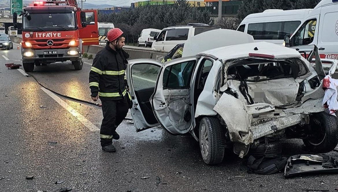 Kocaeli’de 4 araçlı zincirleme kaza: 1 ölü, 1 yaralı