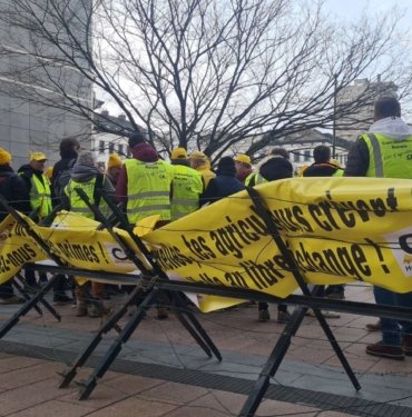 Avrupa Parlamentosu önünde çiftçilerden protesto