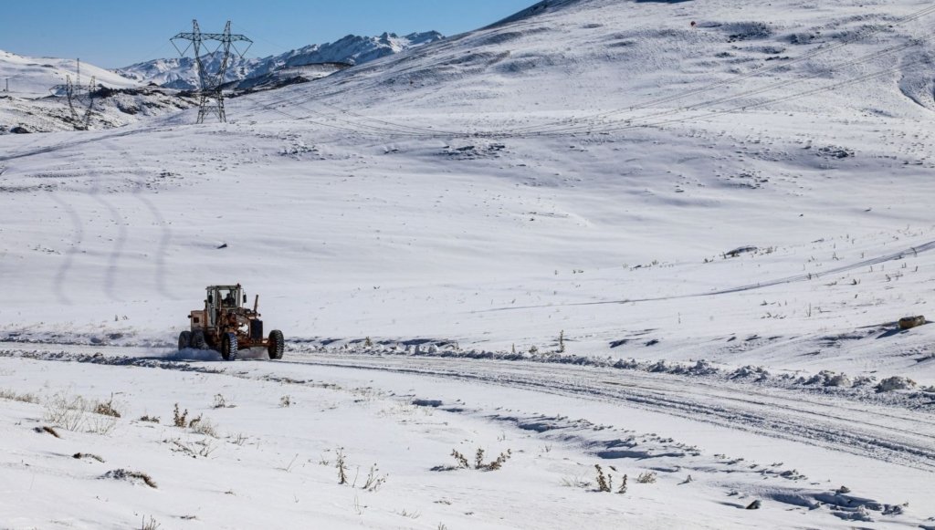 Van’da kardan kapanan 429 yerleşim yeri yolunun 228’i ulaşıma açıldı
