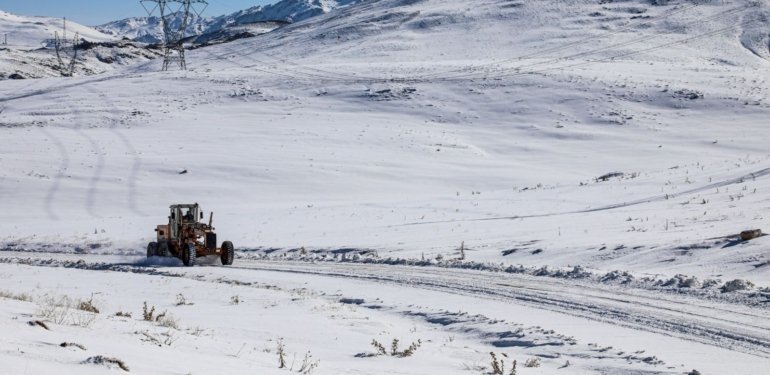 Van’da kardan kapanan 429 yerleşim yeri yolunun 228’i ulaşıma açıldı