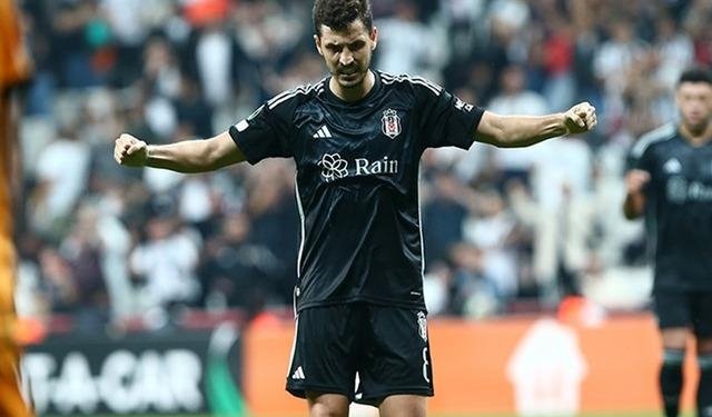 Beşiktaş ile anlaşma sağlayamayan Salih Uçan ezeli rakibin yaptığı teklifi kabul etti! Sezon sonunda bedava olarak imzayı atacak…