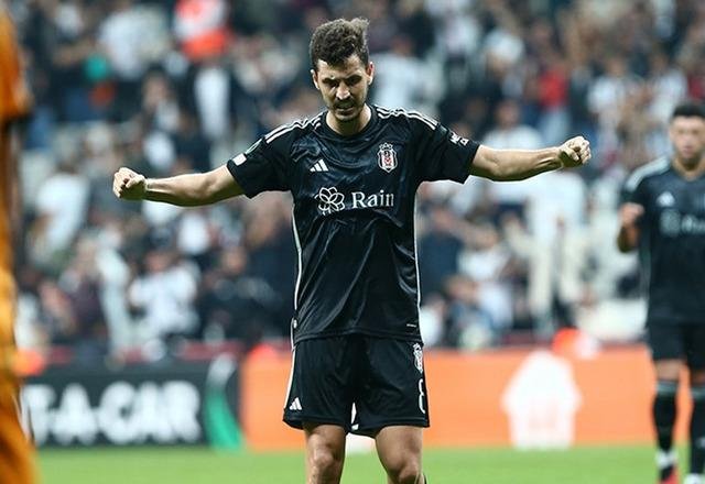 Beşiktaş ile anlaşma sağlayamayan Salih Uçan ezeli rakibin yaptığı teklifi kabul etti! Sezon sonunda bedava olarak imzayı atacak…