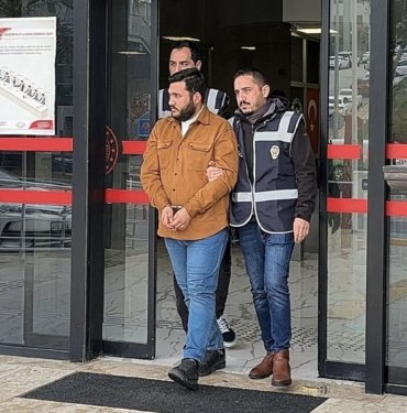 Bıçakla Türk bayrağını kesen şüpheli tutuklandı