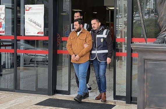 Bıçakla Türk bayrağını kesen şüpheli tutuklandı