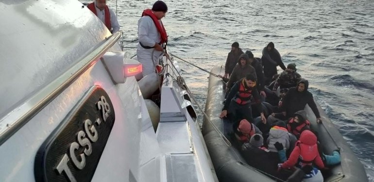 Ayvacık açıklarında 32 kaçak göçmen yakalandı