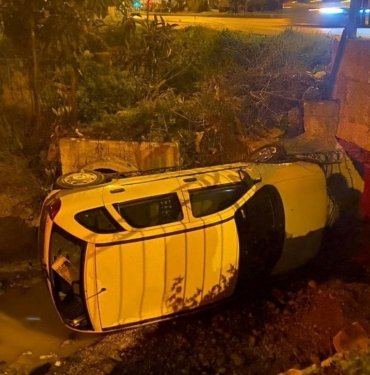 Otomobil sulama kanalına düştü, sürücü yara almadan kurtuldu