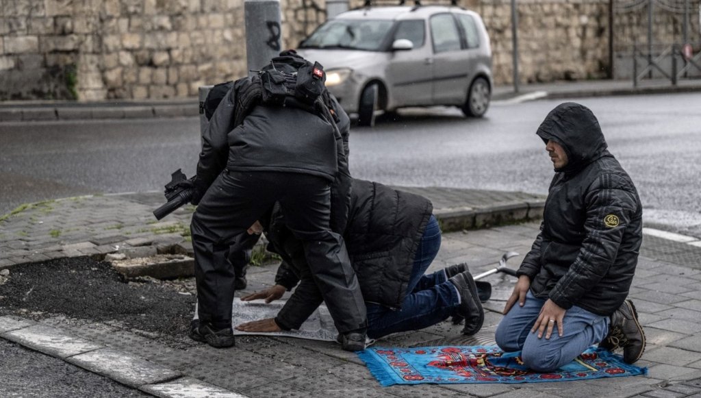Mescid-i Aksa’da kısıtlama 16 haftadır sürüyor: Engelli Filistinli namaz kılarken gözaltına alındı