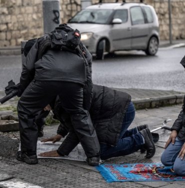 Mescid-i Aksa’da kısıtlama 16 haftadır sürüyor: Engelli Filistinli namaz kılarken gözaltına alındı