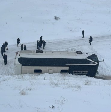 Cenazeden dönenleri taşıyan otobüs devrildi: 14 yaralı
