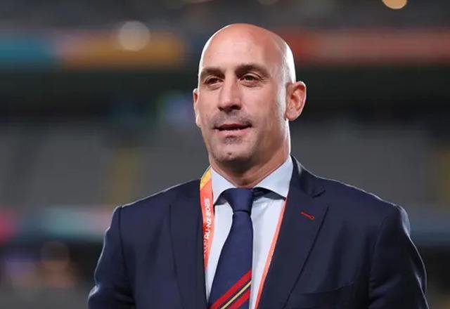 FIFA, eski İspanya Futbol Federasyonu Başkanı Rubiales