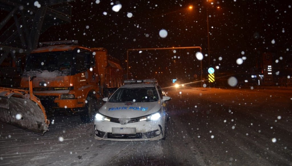 Erzincan’da kar, tipi kazalara neden oldu: 2 yaralı