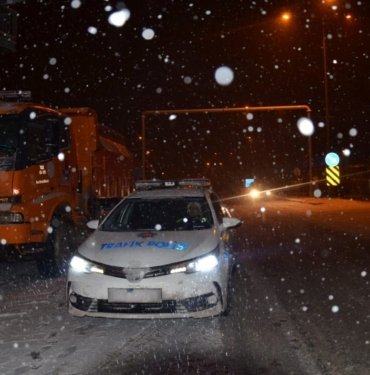 Erzincan’da kar, tipi kazalara neden oldu: 2 yaralı