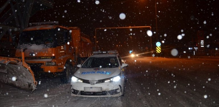 Erzincan’da kar, tipi kazalara neden oldu: 2 yaralı