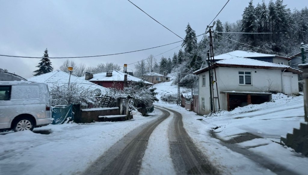 Bartın’da 35 köy yolu kardan kapandı