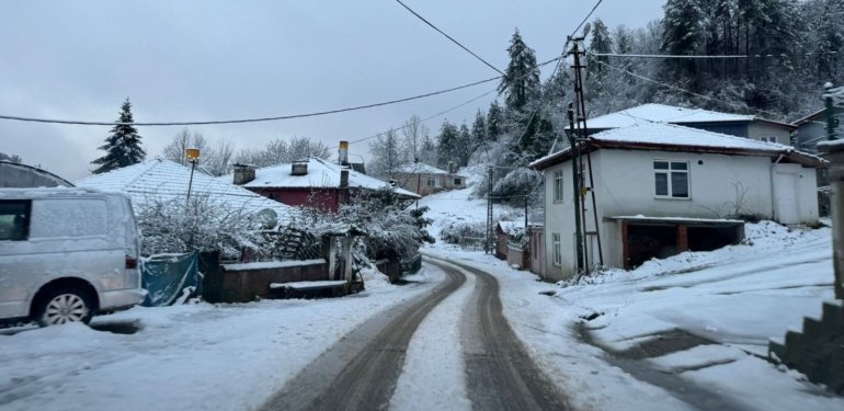 Bartın’da 35 köy yolu kardan kapandı