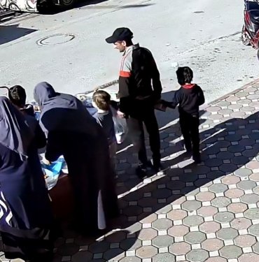 Çocuğuyla pazarda gezip, kadının cep telefonunu çaldı