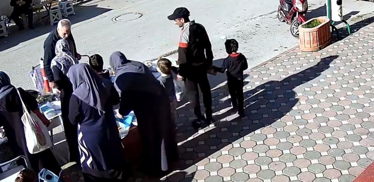Çocuğuyla pazarda gezip, kadının cep telefonunu çaldı