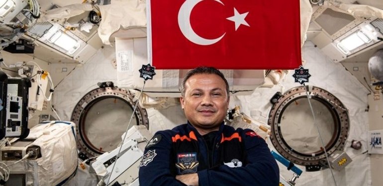 Türkiye’nin ilk astronotu Gezeravcı’dan, uzayda TEKNOFEST pozu