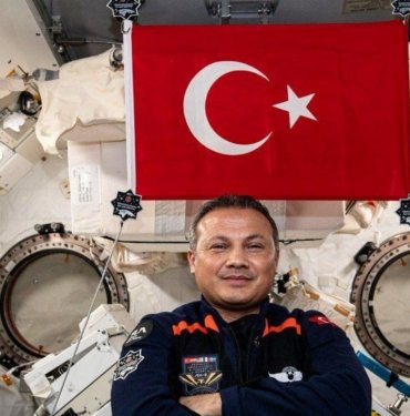 Alper Gezeravcı’dan Türk bayraklı paylaşım