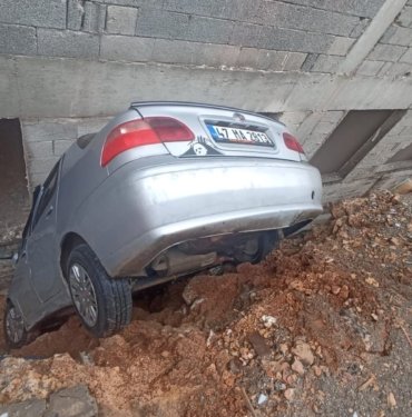 Otomobil, inşaat ile istinat duvarı arasındaki boşluğa düştü