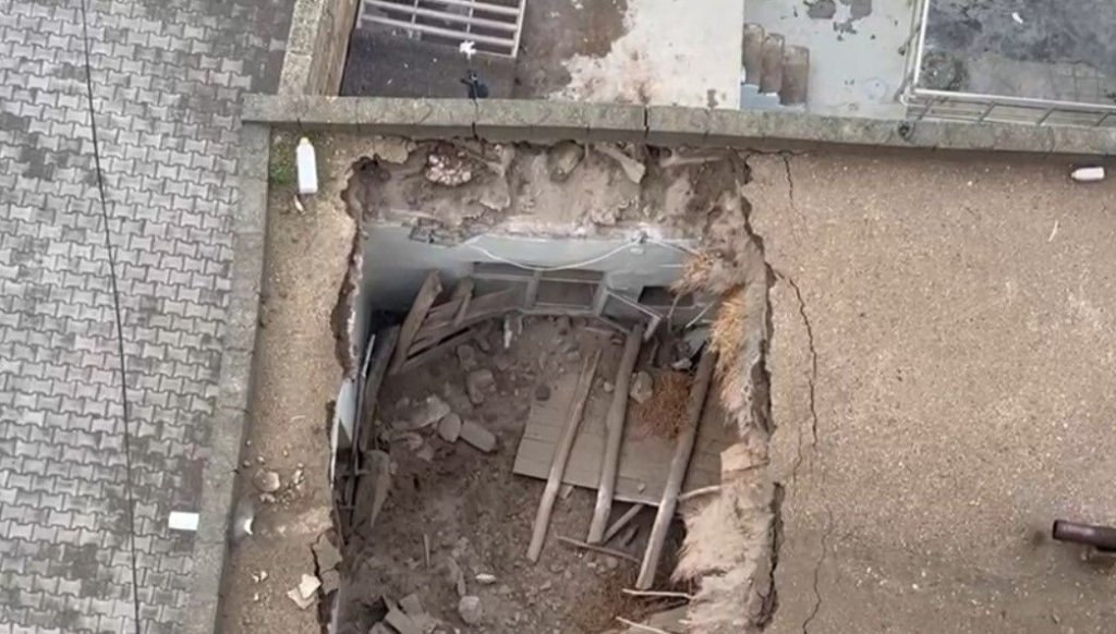 Mardin’de tavanı çöken evden şans eseri kurtuldu