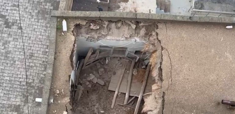 Mardin’de tavanı çöken evden şans eseri kurtuldu