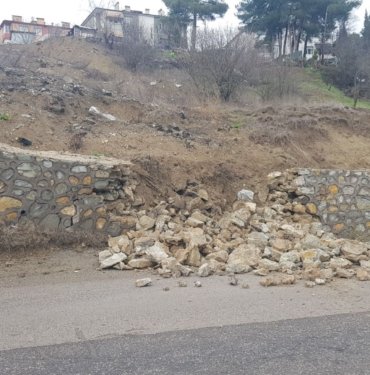 Heyelan için çekilen istinat duvarı çöktü