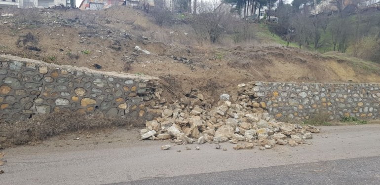 Heyelan için çekilen istinat duvarı çöktü