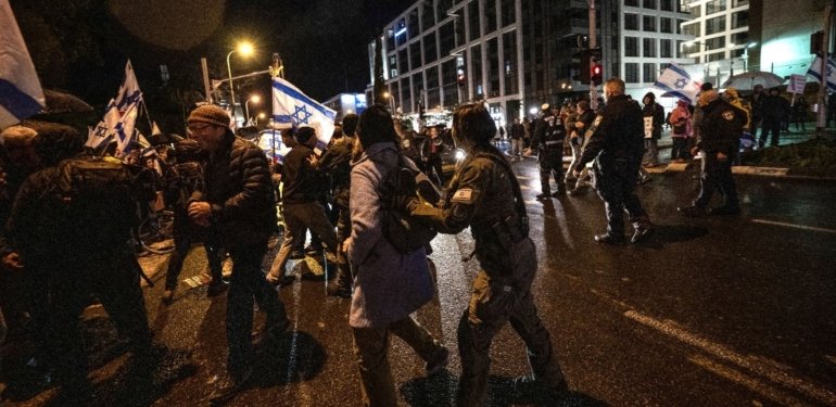 İsrail polisinden seçim talebiyle gösteri düzenleyenlere müdahale