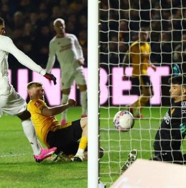 Altay Bayındır Manchester United formasıyla çıktığı ilk maçında 4. lig takımından 11 dakikada 2 gol yedi! Sosyal medya çalkalandı