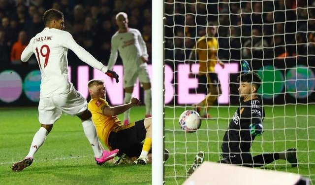 Altay Bayındır Manchester United formasıyla çıktığı ilk maçında 4. lig takımından 11 dakikada 2 gol yedi! Sosyal medya çalkalandı