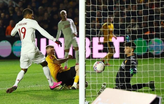 Altay Bayındır Manchester United formasıyla çıktığı ilk maçında 4. lig takımından 11 dakikada 2 gol yedi! Sosyal medya çalkalandı