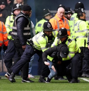 Maç değil savaş alanı, yeşil sahalar kana bulandı! Milli yıldızın da sahada olduğu FA Cup mücadelesinde taraftarlar sahaya indi, maç yarıda kaldı