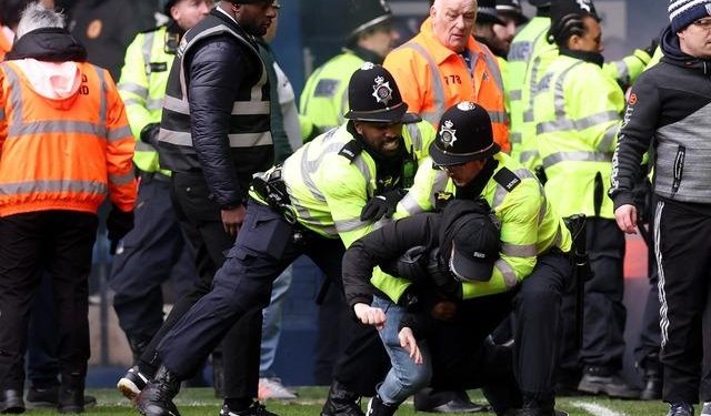 Maç değil savaş alanı, yeşil sahalar kana bulandı! Milli yıldızın da sahada olduğu FA Cup mücadelesinde taraftarlar sahaya indi, maç yarıda kaldı
