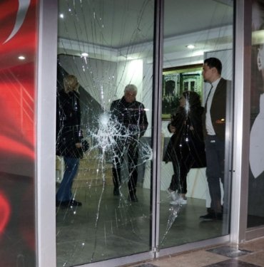 Antalya’da CHP il binasına taşlı saldırı