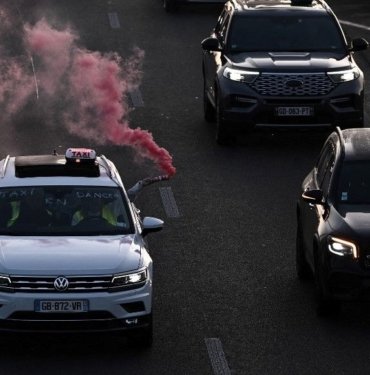 Fransa’da takcisiler de sokağa çıktı