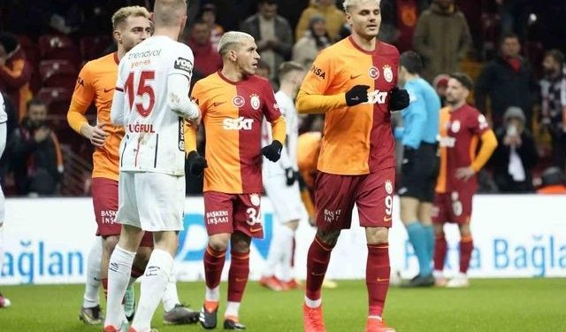 Galatasaray 5 kez direğe takıldığı mücadelede Gaziantep FK 3 Galatasaray 5 kez direğe takıldığı mücadelede Gaziantep FK