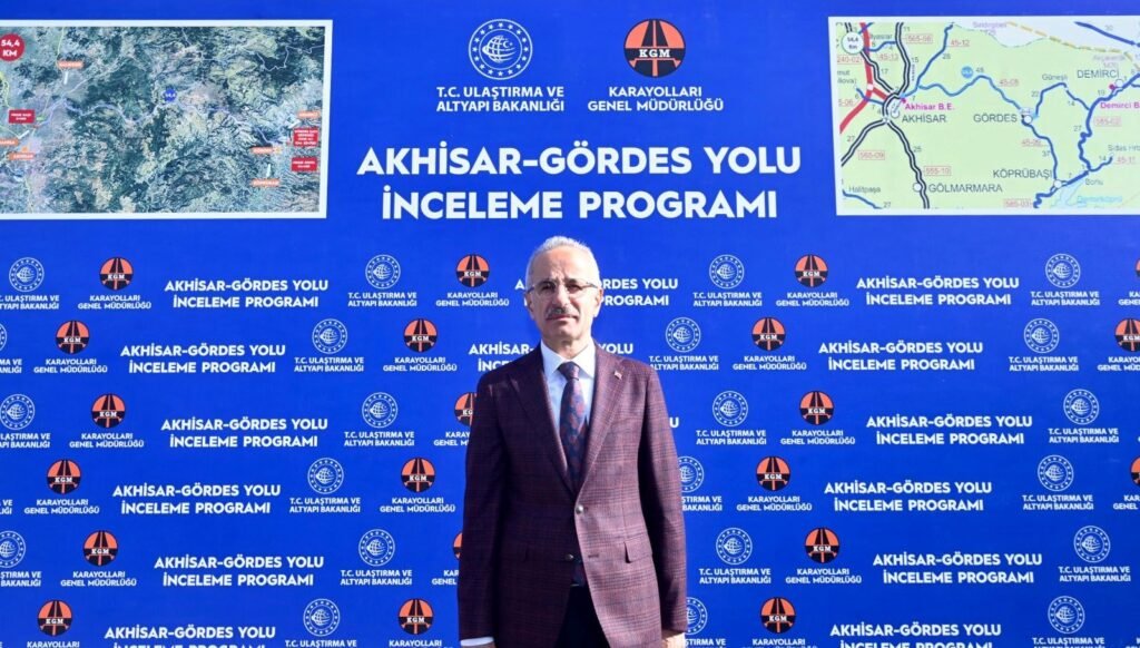 bakan-uraloglu:-akhisar-goerdes-yolunu-2025’te-hizmete-acacagiz