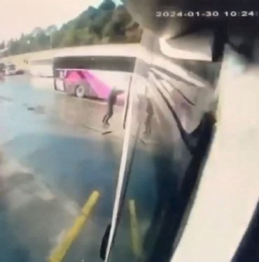 İstanbul’da otogarda iki otobüs böyle çarpıştı