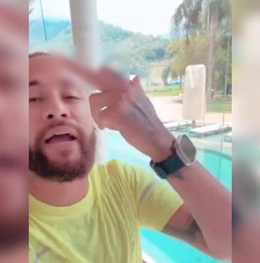 Kilolarıyla gündem olmuştu! Neymar sosyal medya hesabından paylaştığı videoda kendisini eleştirenlere el hareketi çekti