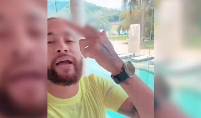 Kilolarıyla gündem olmuştu! Neymar sosyal medya hesabından paylaştığı videoda kendisini eleştirenlere el hareketi çekti