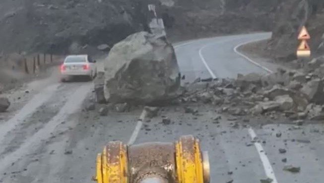 artvin’de-heyelan:-dev-kaya-yola-duestue